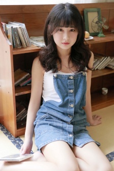 女生手脚绑起来嘴巴用胶带封上